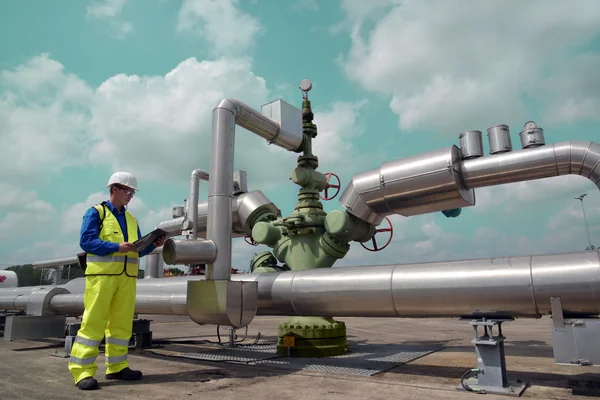 Employee of STORAG ETZEL performing monitoring at oil cavern head